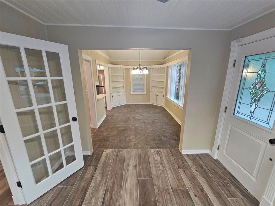 For Sale: $425,000 (2 beds, 1 baths, 945 Square Feet)