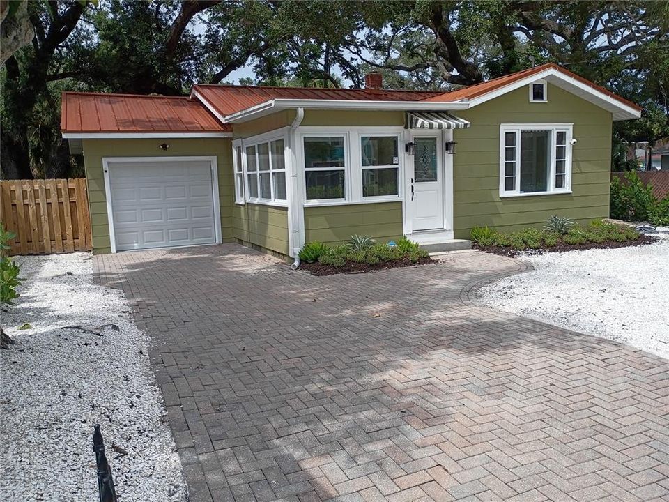 For Sale: $425,000 (2 beds, 1 baths, 945 Square Feet)