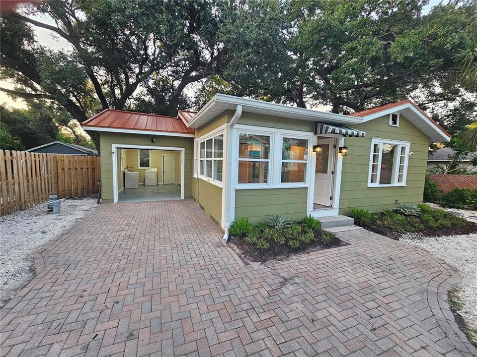 For Sale: $425,000 (2 beds, 1 baths, 945 Square Feet)