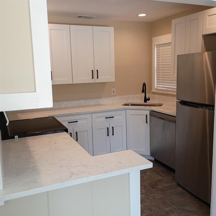 For Sale: $425,000 (2 beds, 1 baths, 945 Square Feet)