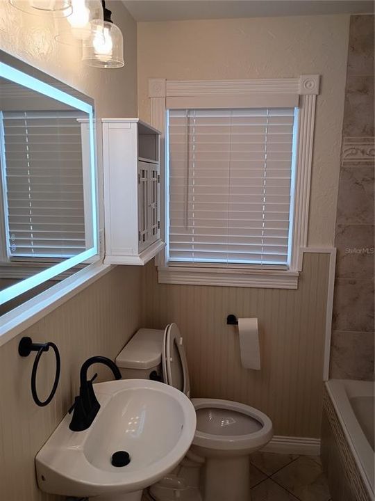 For Sale: $425,000 (2 beds, 1 baths, 945 Square Feet)