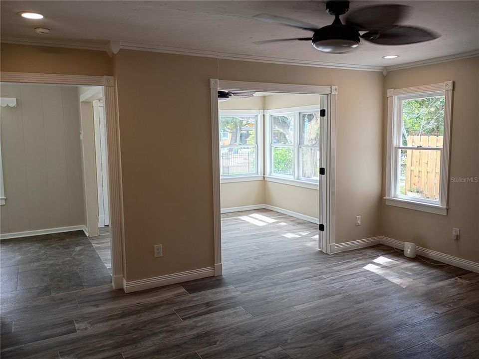 For Sale: $425,000 (2 beds, 1 baths, 945 Square Feet)