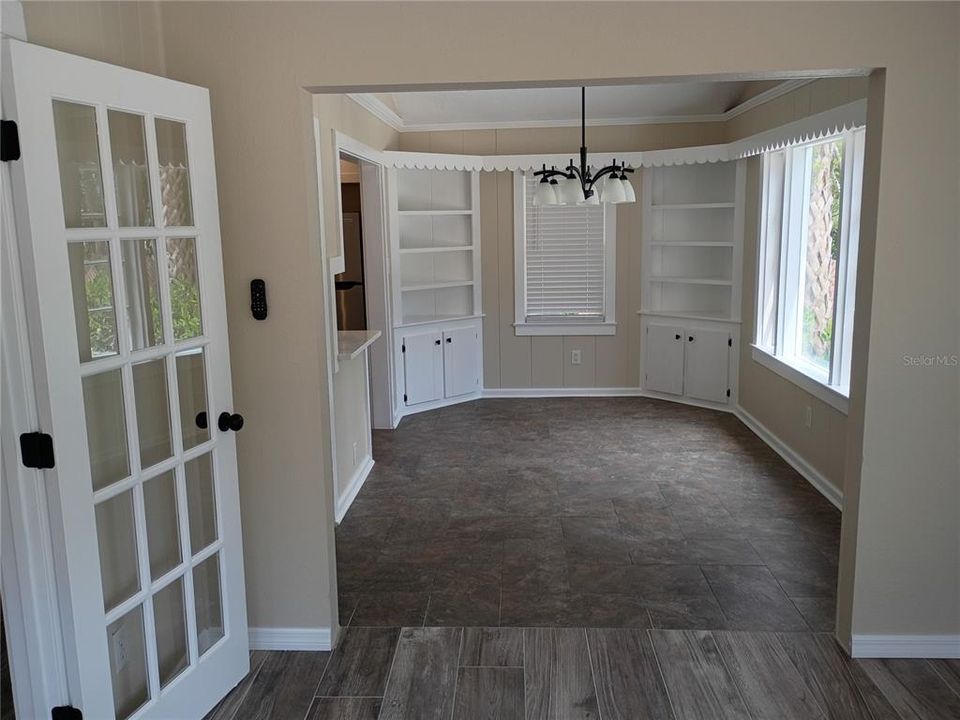 For Sale: $425,000 (2 beds, 1 baths, 945 Square Feet)
