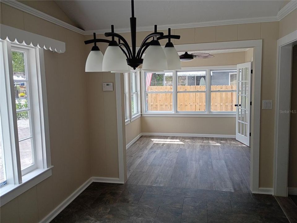 For Sale: $425,000 (2 beds, 1 baths, 945 Square Feet)