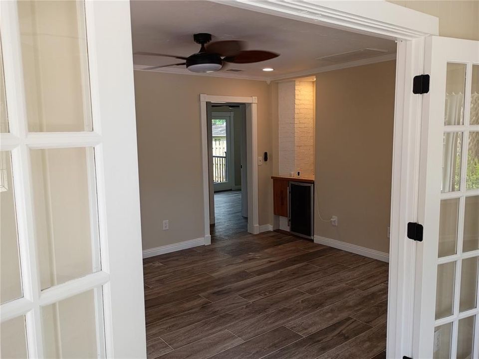 For Sale: $425,000 (2 beds, 1 baths, 945 Square Feet)