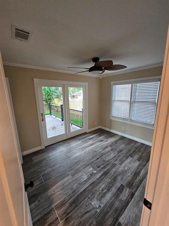 For Sale: $425,000 (2 beds, 1 baths, 945 Square Feet)
