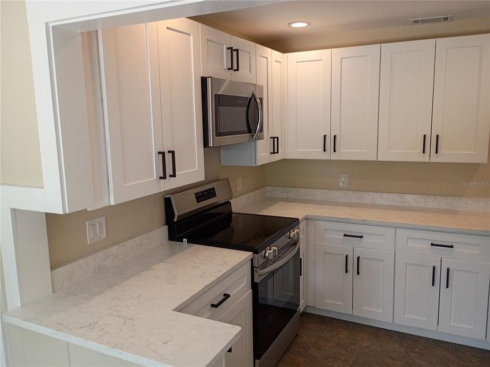 For Sale: $425,000 (2 beds, 1 baths, 945 Square Feet)