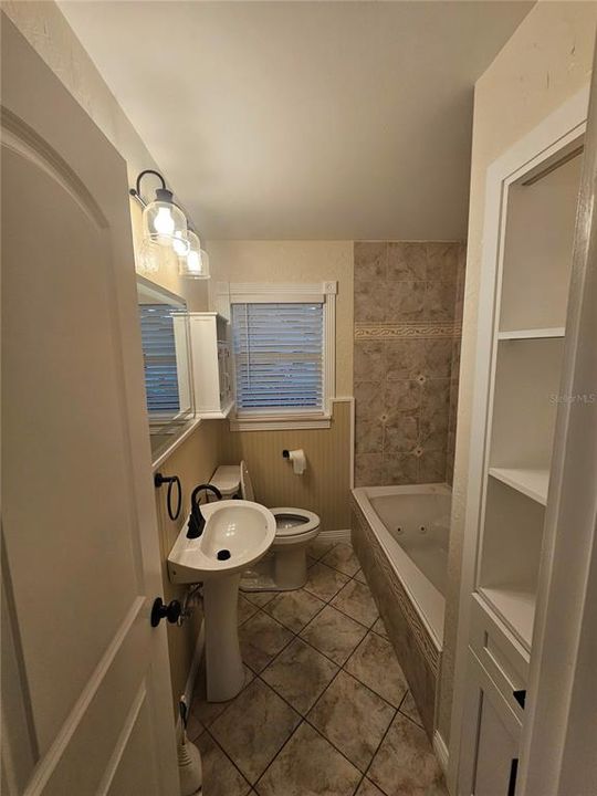For Sale: $425,000 (2 beds, 1 baths, 945 Square Feet)