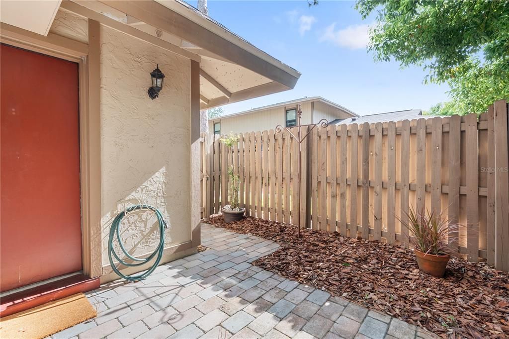 For Sale: $210,000 (2 beds, 1 baths, 1056 Square Feet)