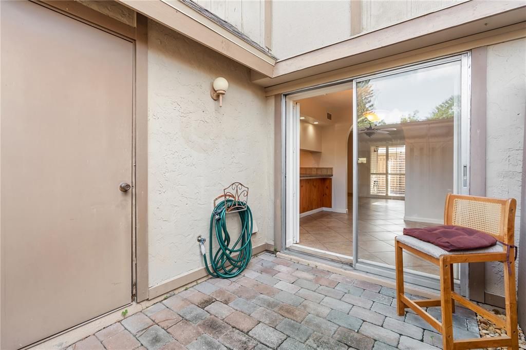 For Sale: $210,000 (2 beds, 1 baths, 1056 Square Feet)
