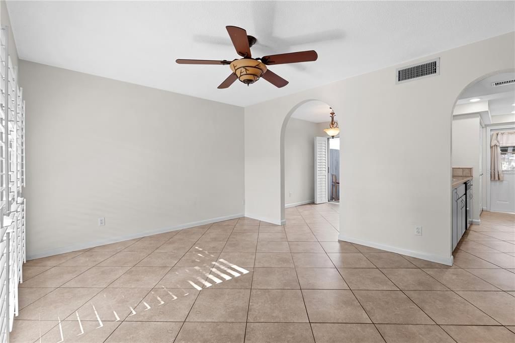 For Sale: $210,000 (2 beds, 1 baths, 1056 Square Feet)