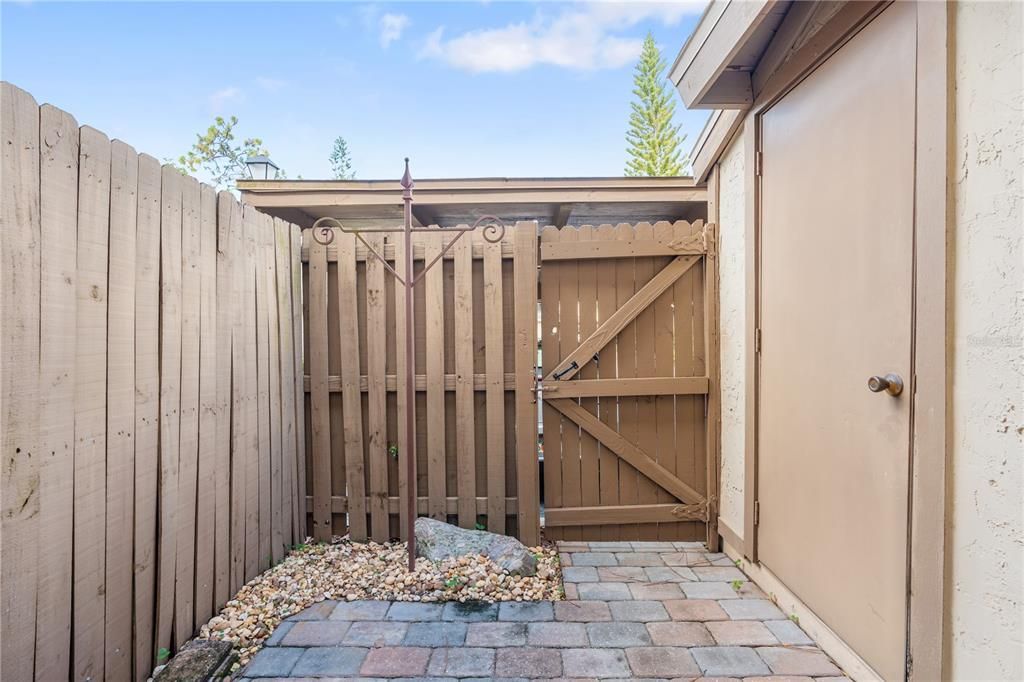 For Sale: $210,000 (2 beds, 1 baths, 1056 Square Feet)