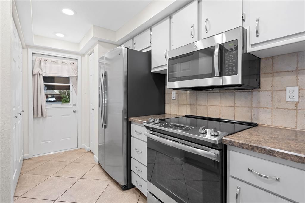 For Sale: $210,000 (2 beds, 1 baths, 1056 Square Feet)