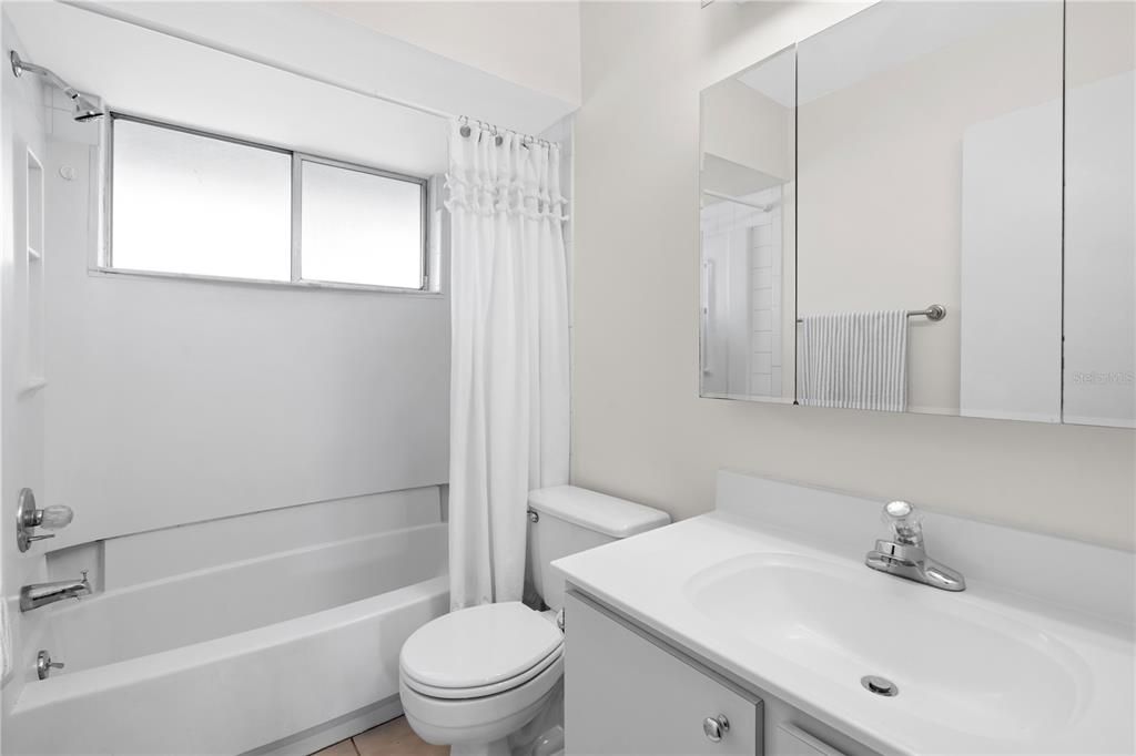 For Sale: $210,000 (2 beds, 1 baths, 1056 Square Feet)