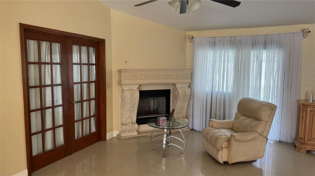 For Rent: $2,100 (4 beds, 2 baths, 1890 Square Feet)