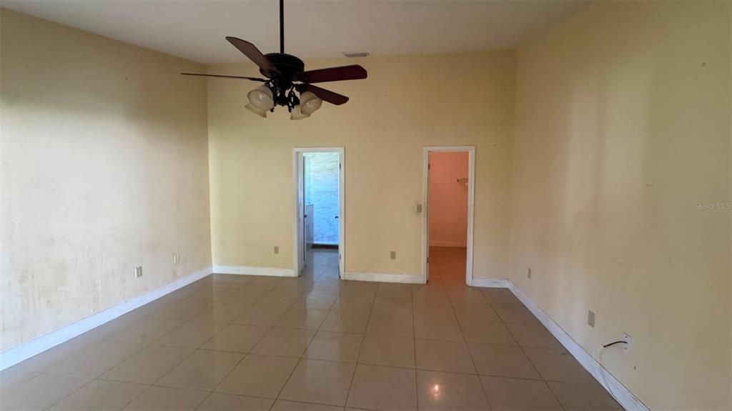 For Rent: $2,100 (4 beds, 2 baths, 1890 Square Feet)