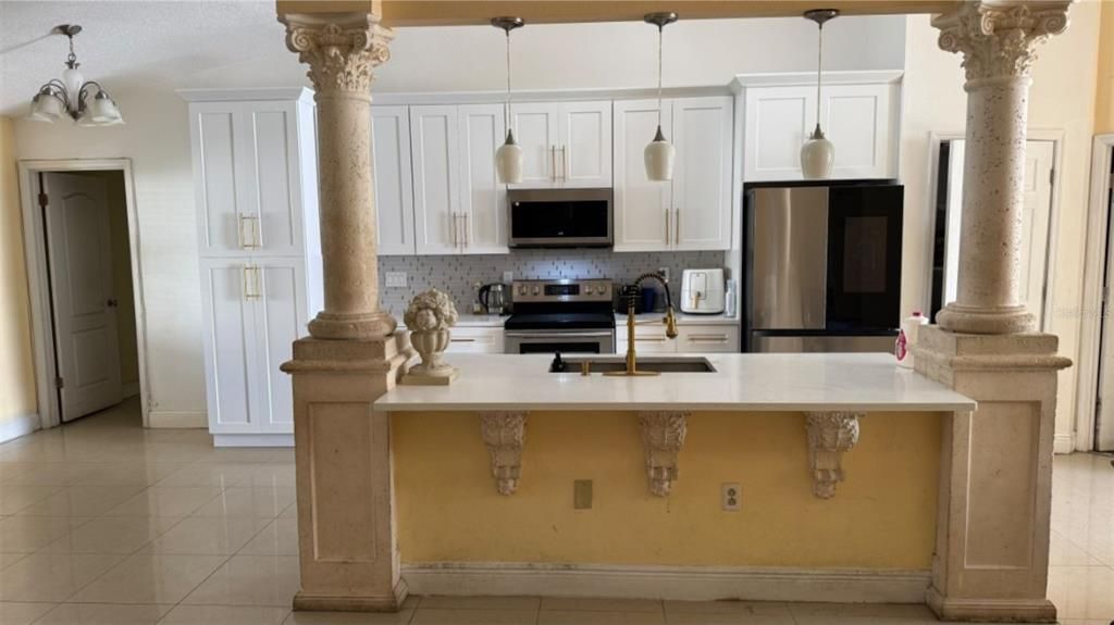 For Rent: $2,100 (4 beds, 2 baths, 1890 Square Feet)