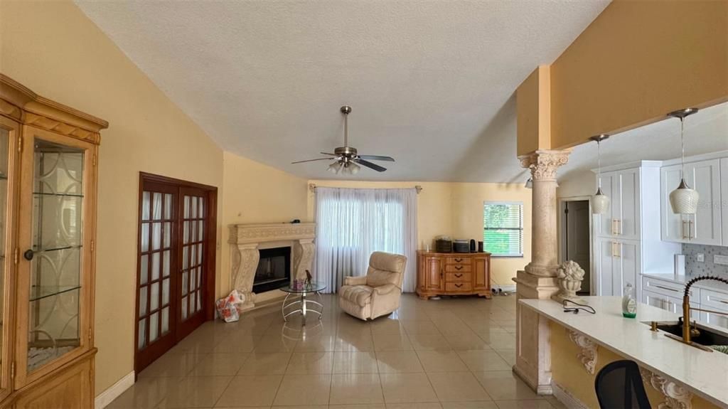 For Rent: $2,100 (4 beds, 2 baths, 1890 Square Feet)