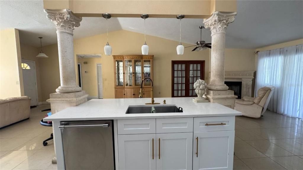 For Rent: $2,100 (4 beds, 2 baths, 1890 Square Feet)