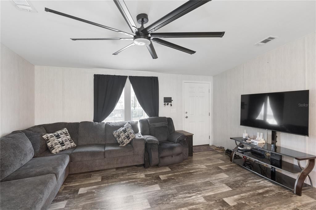 For Sale: $295,000 (3 beds, 2 baths, 1269 Square Feet)
