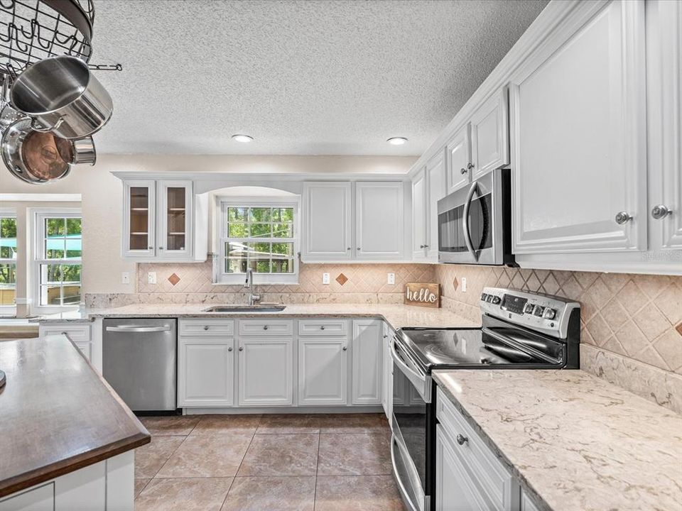 En Venta: $645,000 (3 camas, 3 baños, 2450 Pies cuadrados)