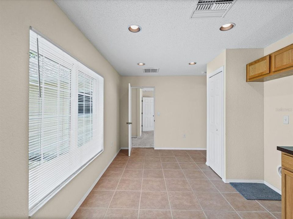 En Venta: $645,000 (3 camas, 3 baños, 2450 Pies cuadrados)