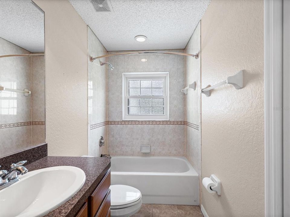 En Venta: $645,000 (3 camas, 3 baños, 2450 Pies cuadrados)
