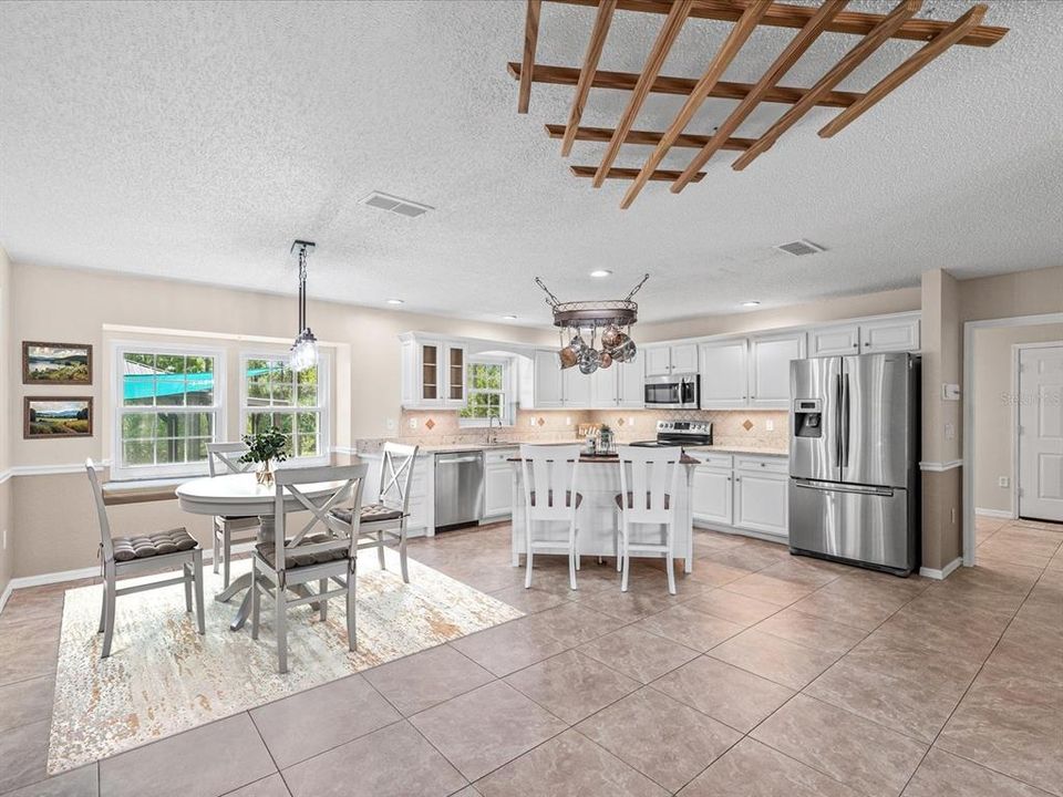 En Venta: $645,000 (3 camas, 3 baños, 2450 Pies cuadrados)