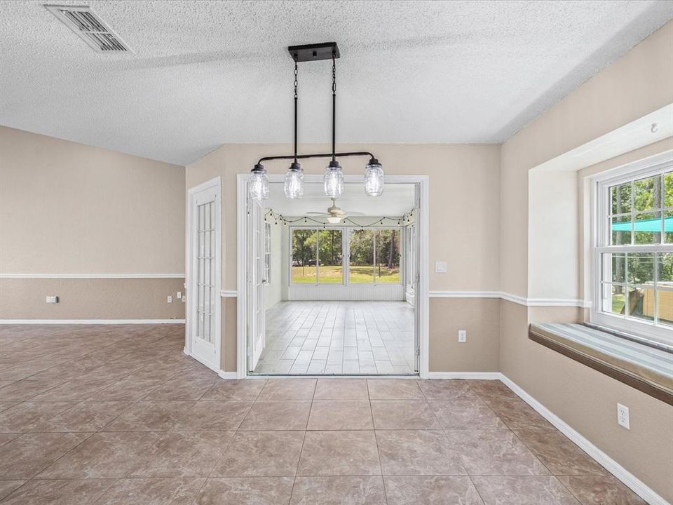 En Venta: $645,000 (3 camas, 3 baños, 2450 Pies cuadrados)