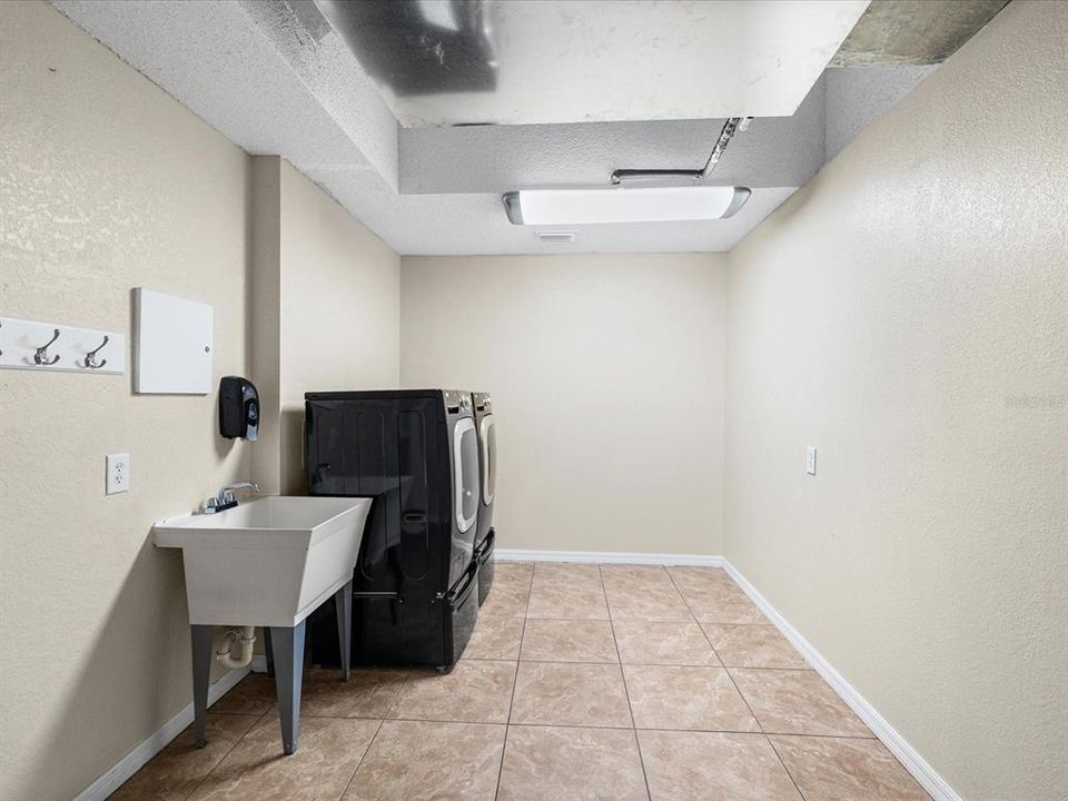 En Venta: $645,000 (3 camas, 3 baños, 2450 Pies cuadrados)