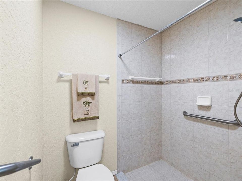 En Venta: $645,000 (3 camas, 3 baños, 2450 Pies cuadrados)