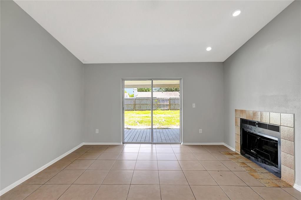 For Sale: $249,900 (2 beds, 2 baths, 900 Square Feet)