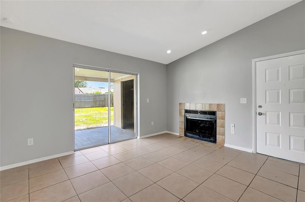 For Sale: $249,900 (2 beds, 2 baths, 900 Square Feet)