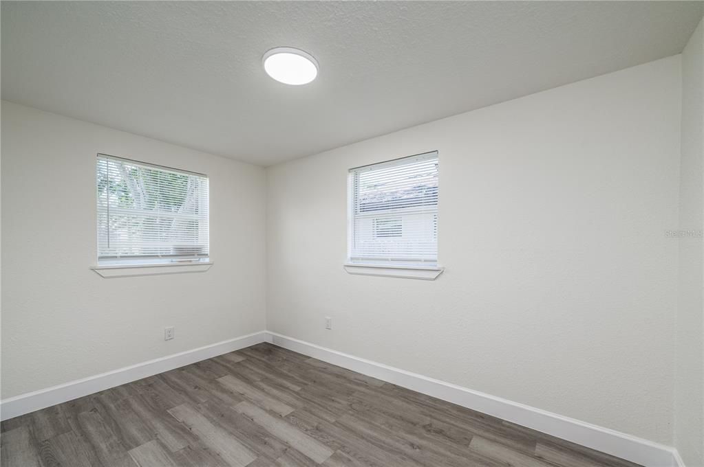 For Sale: $275,000 (4 beds, 1 baths, 880 Square Feet)