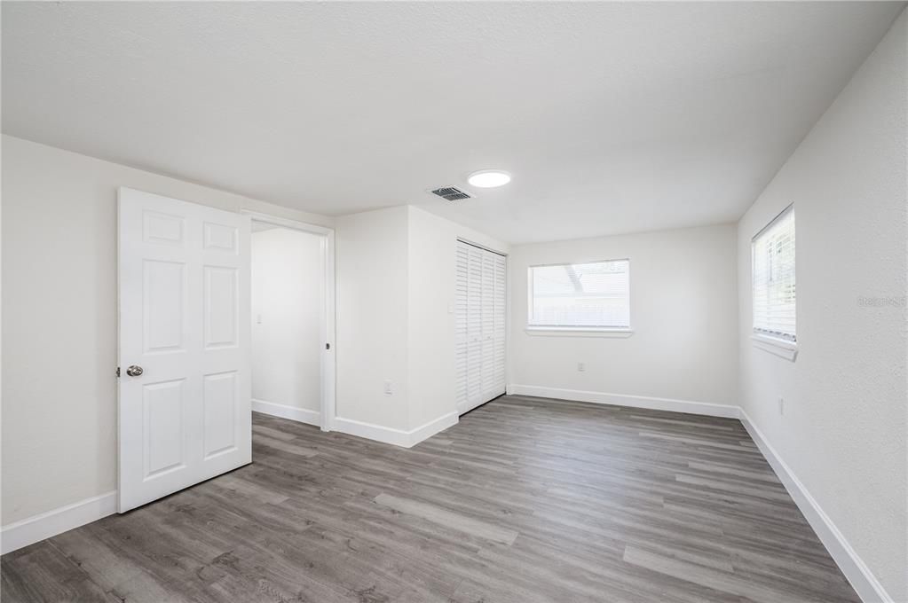 For Sale: $275,000 (4 beds, 1 baths, 880 Square Feet)