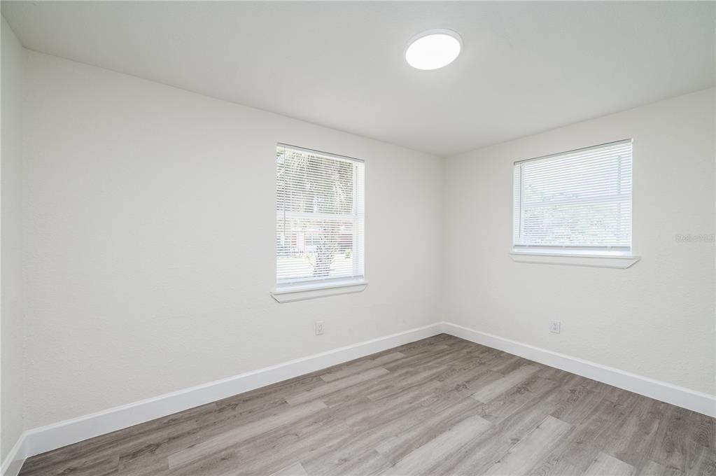 For Sale: $275,000 (4 beds, 1 baths, 880 Square Feet)