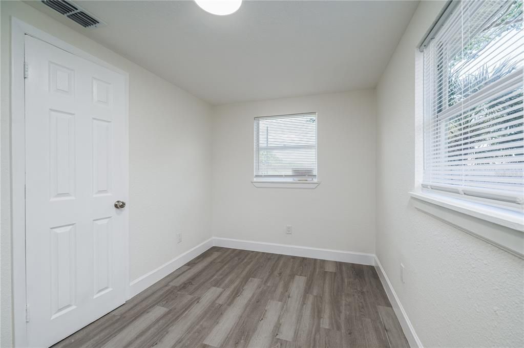 For Sale: $275,000 (4 beds, 1 baths, 880 Square Feet)
