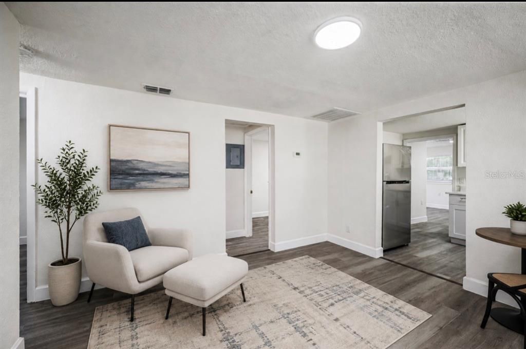 For Sale: $275,000 (4 beds, 1 baths, 880 Square Feet)