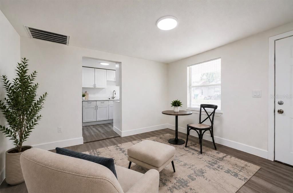 For Sale: $275,000 (4 beds, 1 baths, 880 Square Feet)