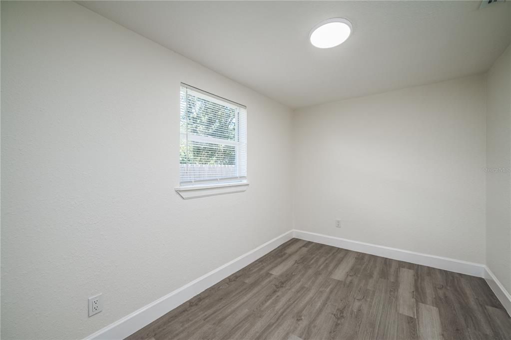 For Sale: $275,000 (4 beds, 1 baths, 880 Square Feet)