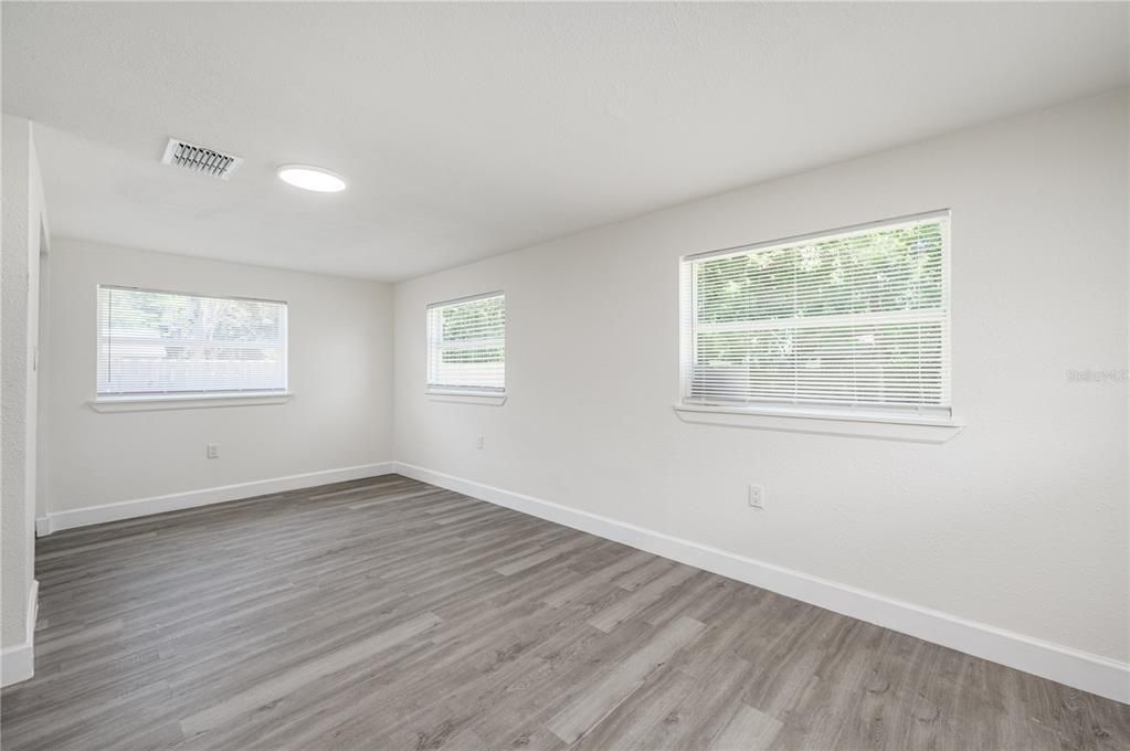 For Sale: $275,000 (4 beds, 1 baths, 880 Square Feet)