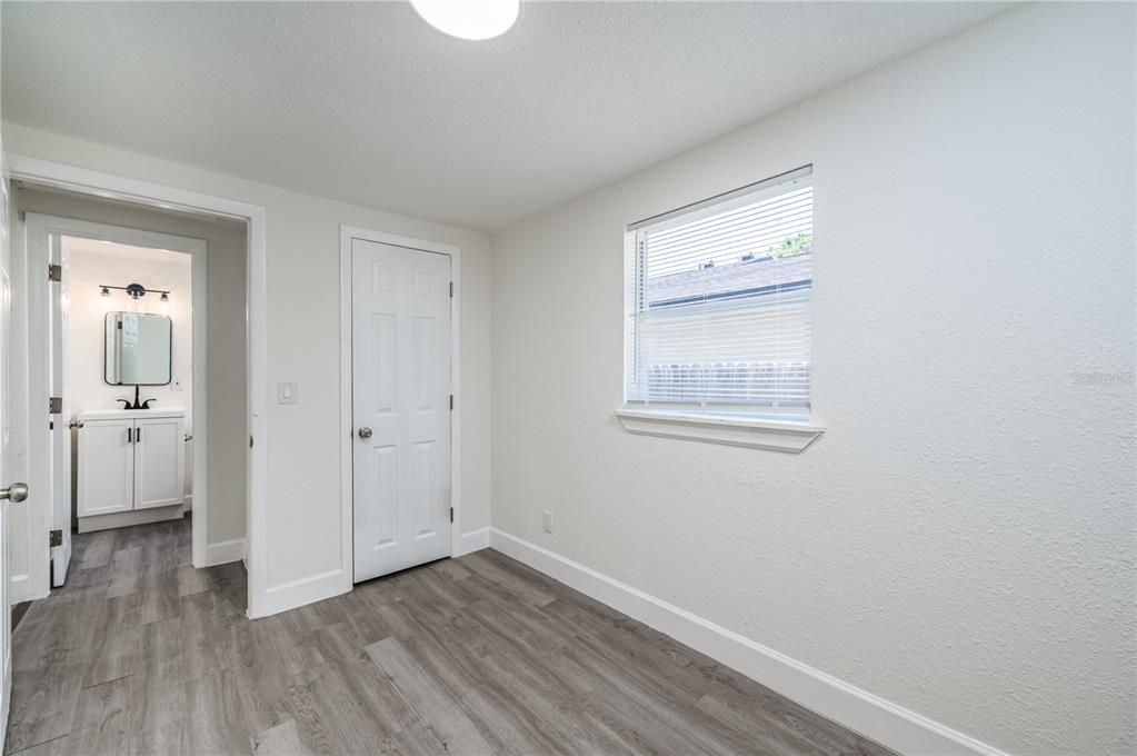 For Sale: $275,000 (4 beds, 1 baths, 880 Square Feet)