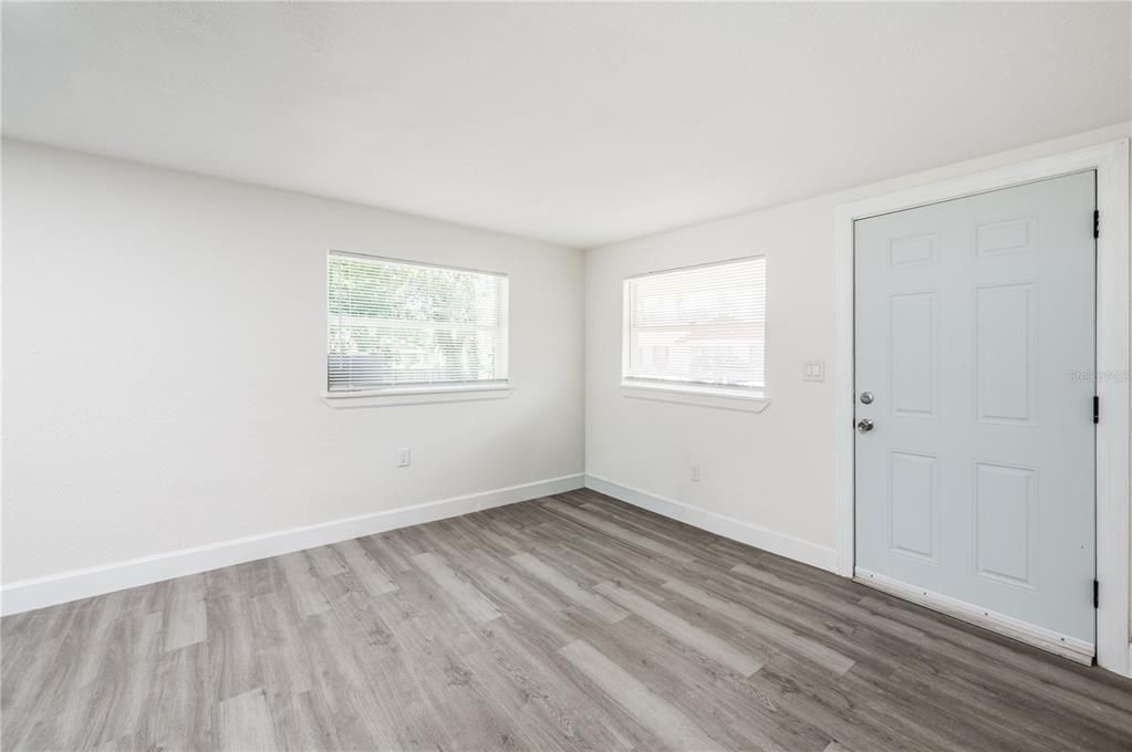 For Sale: $275,000 (4 beds, 1 baths, 880 Square Feet)