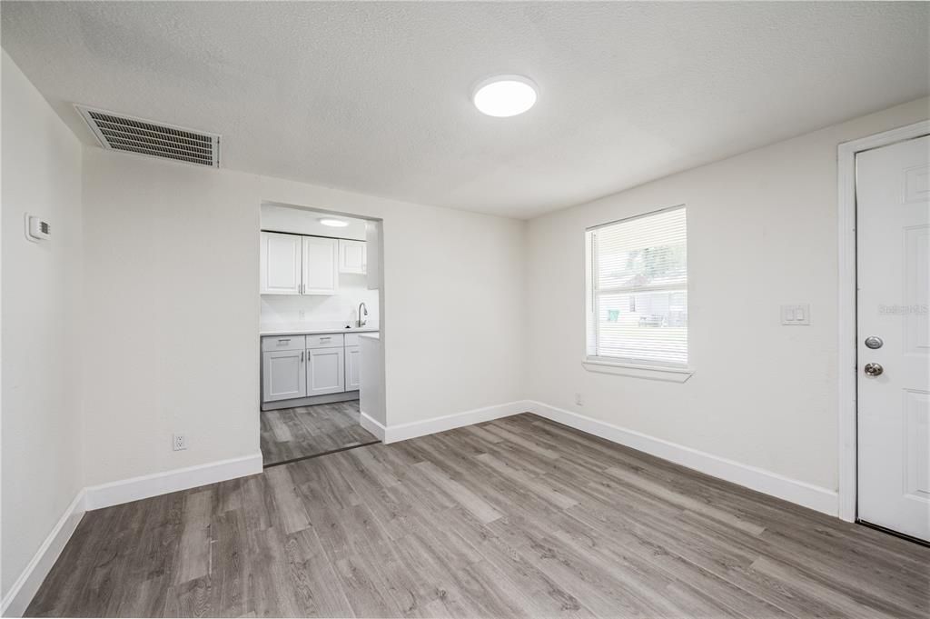 For Sale: $275,000 (4 beds, 1 baths, 880 Square Feet)