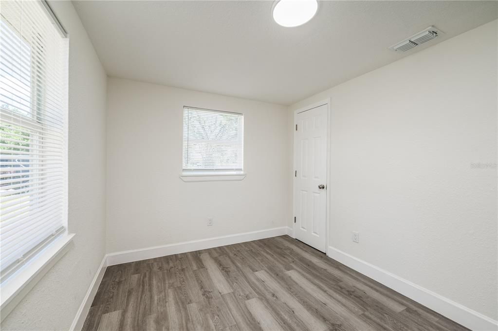 For Sale: $275,000 (4 beds, 1 baths, 880 Square Feet)