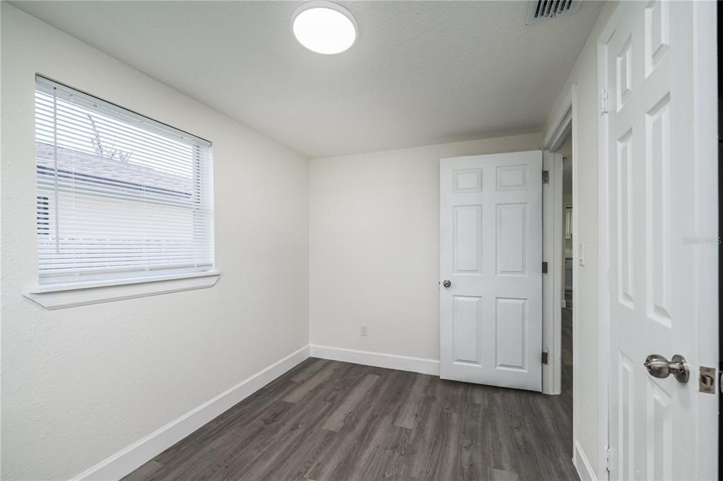 For Sale: $275,000 (4 beds, 1 baths, 880 Square Feet)