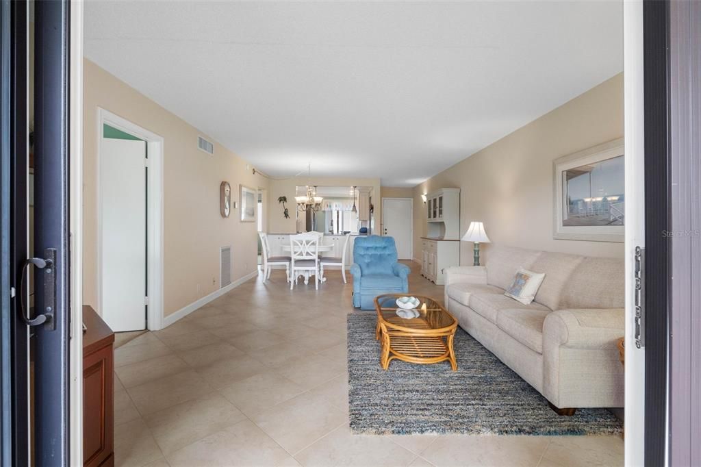 En Venta: $335,000 (2 camas, 2 baños, 960 Pies cuadrados)