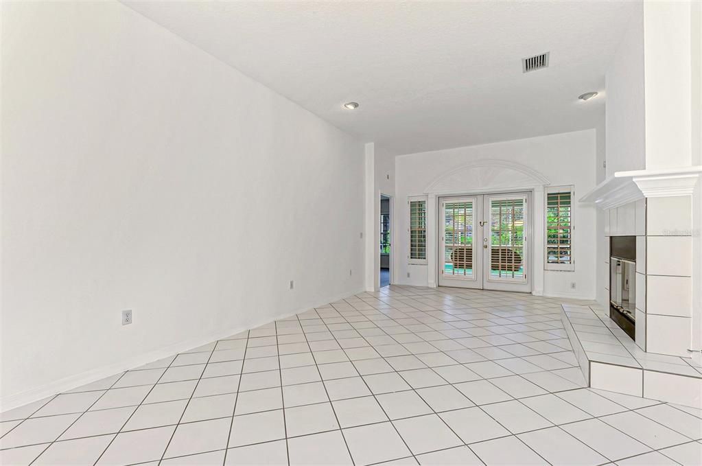 For Sale: $435,000 (2 beds, 2 baths, 2079 Square Feet)