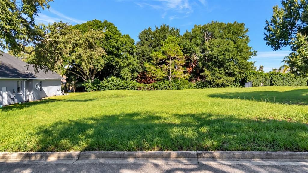 待售: $299,500 (0.37 acres)
