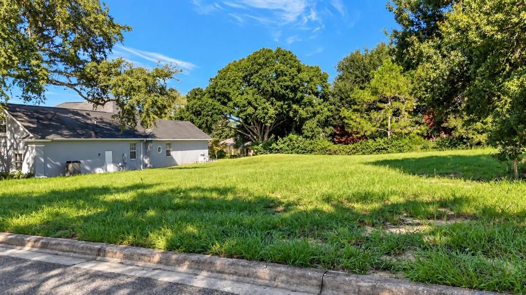 待售: $299,500 (0.37 acres)